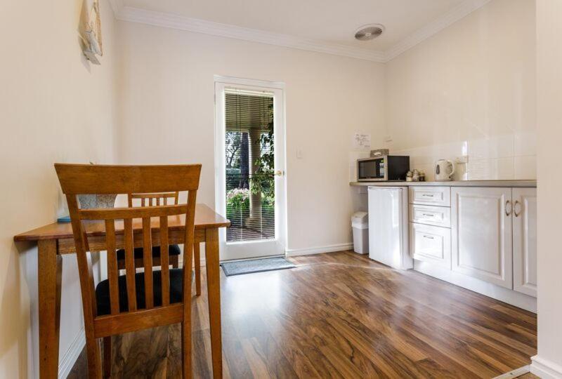 Inn The Tuarts Guest Lodge Busselton Accommodation - Adults Only Екстер'єр фото